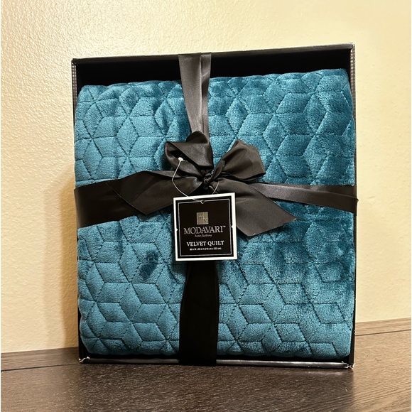 Modavari Velvet Quilt - Picture 2 of 4